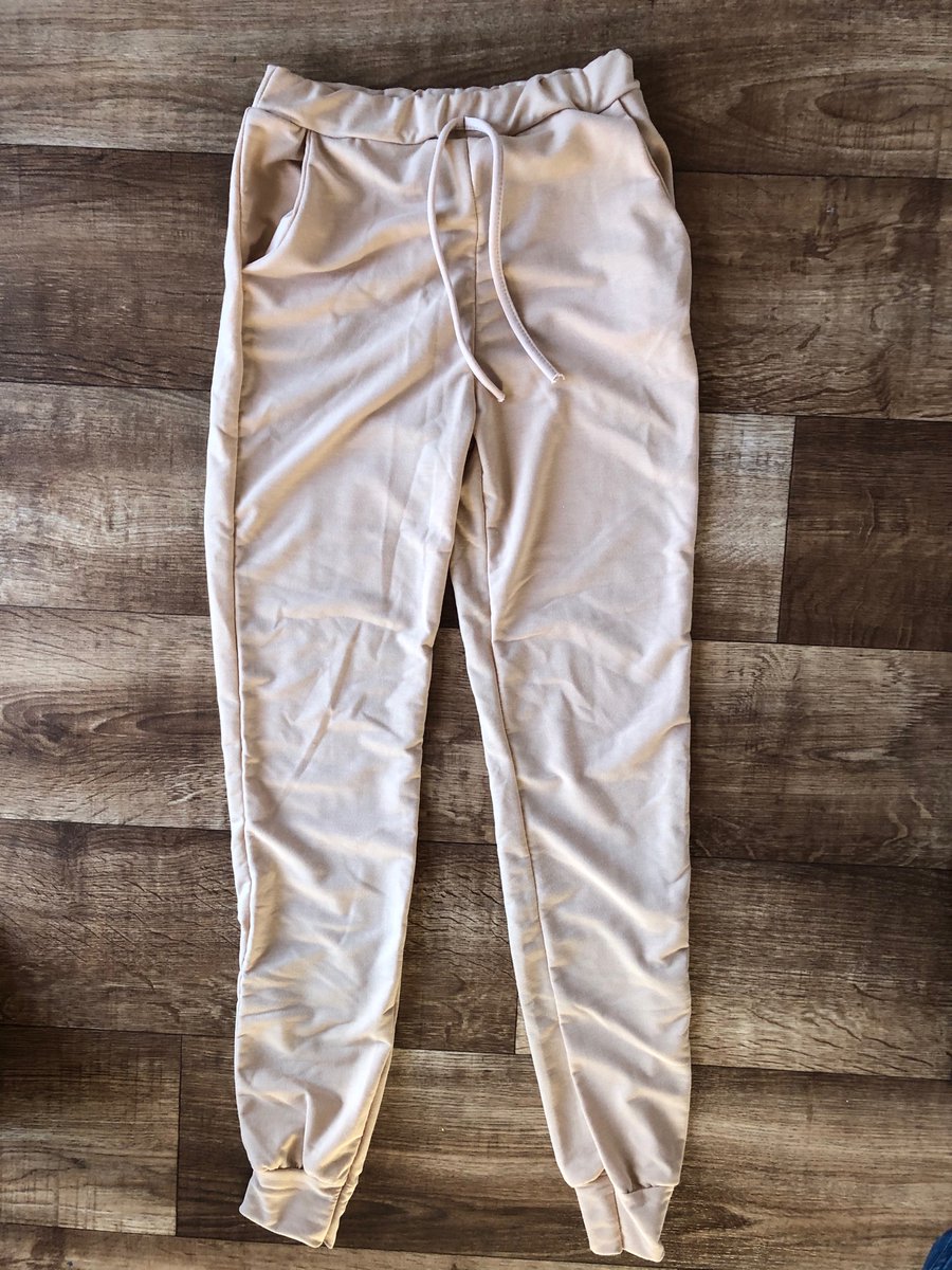lanrycka's tweet photo. @boohoo So my daughter buy herself joggers as you see they do look totally different on the website 😡 😡 
Shame on you @boohoo https://t.co/xhsR7uXD6t