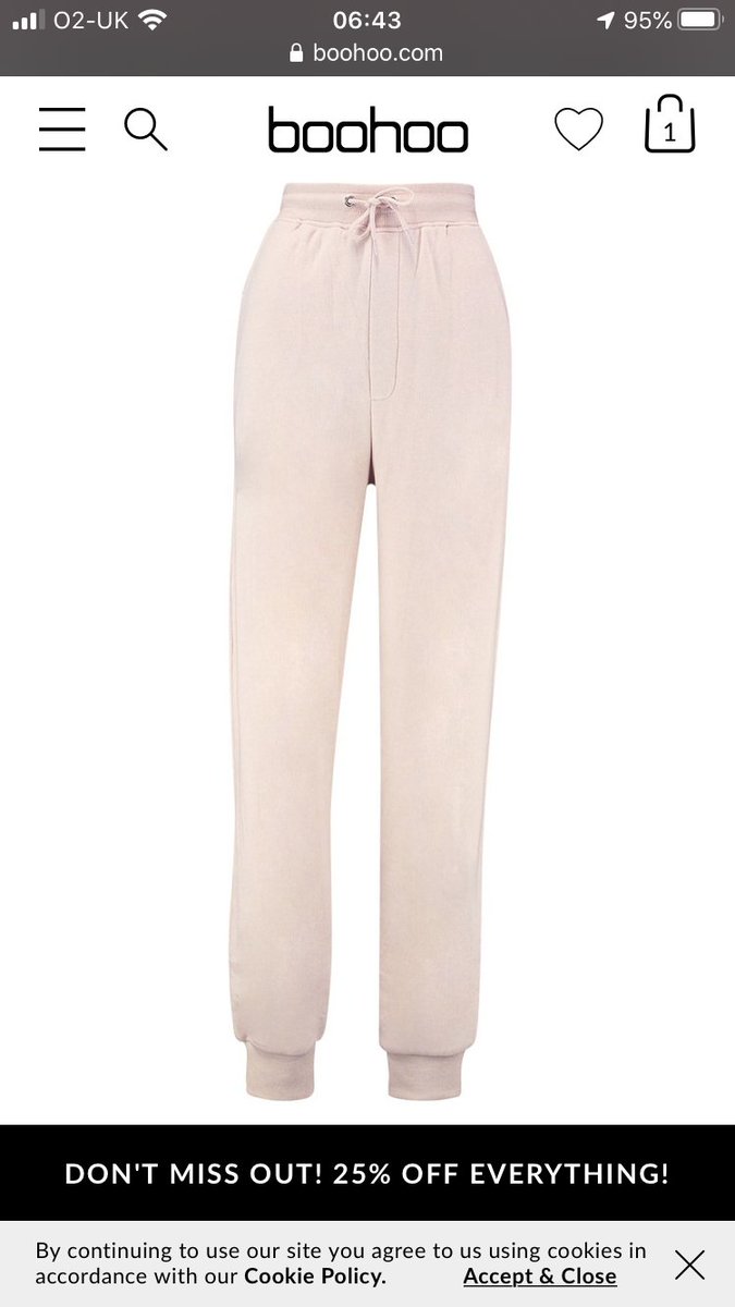 lanrycka's tweet photo. @boohoo So my daughter buy herself joggers as you see they do look totally different on the website 😡 😡 
Shame on you @boohoo https://t.co/xhsR7uXD6t