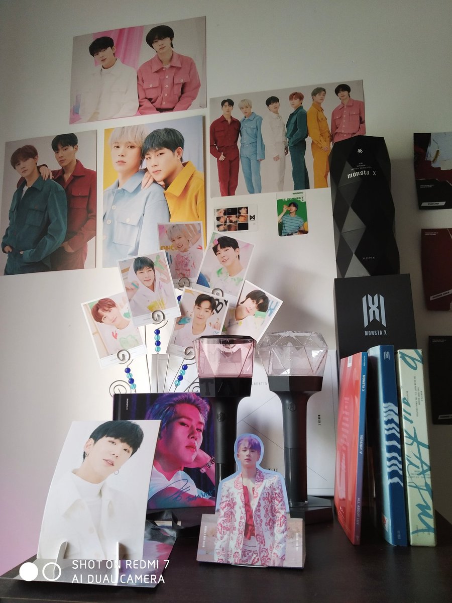 MeliARMY16's tweet photo. 🎂🎂🎂Happy birthday @OfficialMonstaX ~💖🎂🎂🎂
~Monsta X is 7~ 
                 {My 2 lightstick}
                 {Little make up}
       {My Little Monsta X collection}
MONBEBE forever love you~💙
#MONSTAX #MXday #MONSTAXday #MONBEBE https://t.co/OocalYwqge
