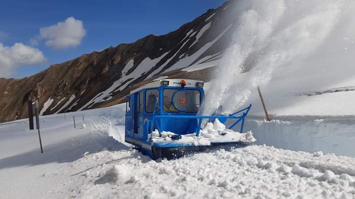 Tag 3 Schneeräumung

Den heutigern Tage erfolgreich abgeschlossen.
Auf der Nordseite ist die Straße bis zum Fuscher Törl geräumt.
Der Räumtrupp auf der Südseite haben die Tunneltore am Hochtor geöffnet und die Straße bis zur Kehre 18 frei gefräst.