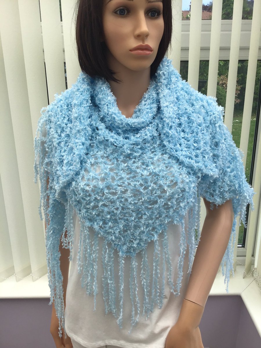 Kelebekstyles1's tweet image. You will never feel blue in this glamorous shawl/wrap with a hint of a sparkle. In the shop now... etsy.me/35XTbGT #blueaccessory #giftforher #smallbusiness
