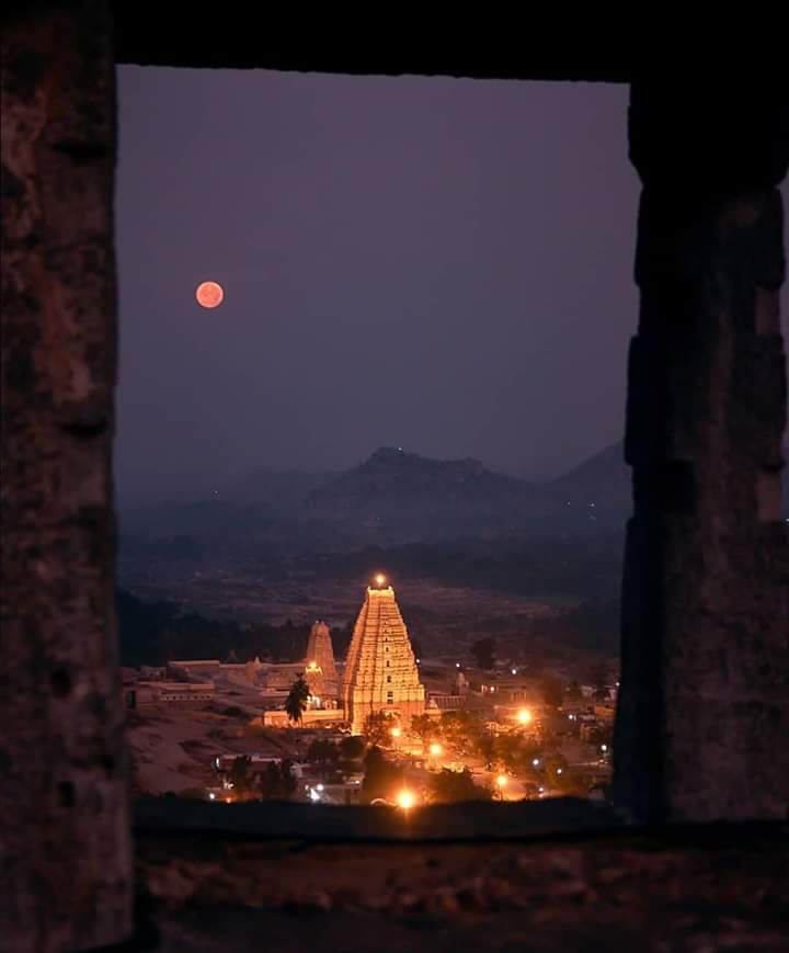 Hampi UNESCO World  #Heritage Site, The capital of Vijayanagara Empire 1500 AD is an open museum with 100+ locations to explore!500 ancient monuments, beautiful temples, busting street markets, captivating remains of Vijayanagar dynasy. The second largest city in World that era!!