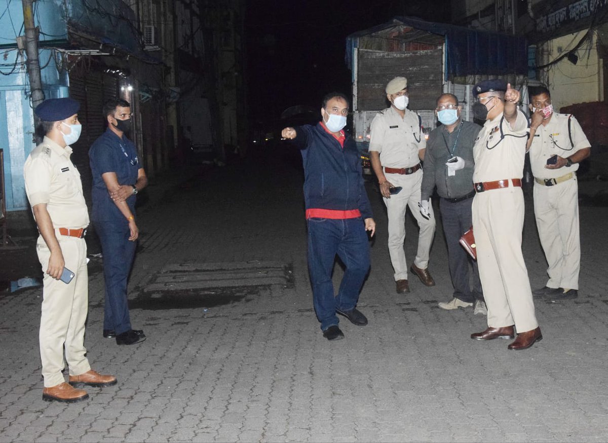 himantabiswa's tweet photo. We went to Rajkamal Hotel, Aloo Godam in Fancy Bazaar to ensure safe transit of 11 new #COVID19 patients. Four more patients were evacuated from other parts of the city. They have all been brought to MMCH, where they shall undergo treatment and remain in quarantine.

#AssamCares https://t.co/02yeIvK2G6