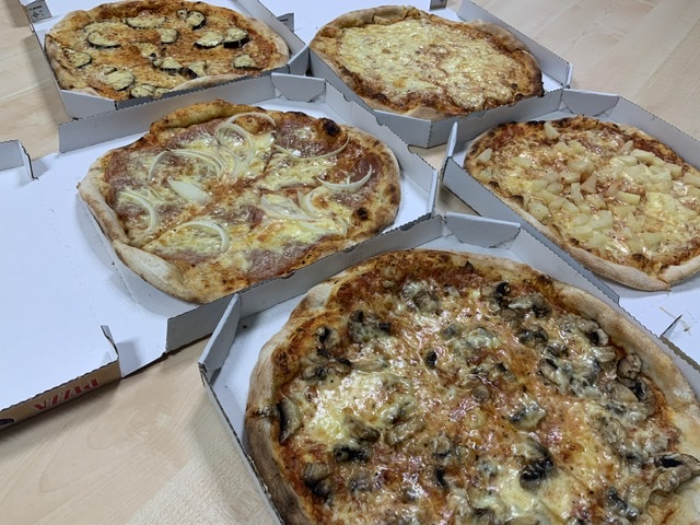 mwinterface's tweet photo. heute gab es bei uns pizza. und bei euch? 😊 #mediengestalter #interface #pizza https://t.co/EA1wkKoC11