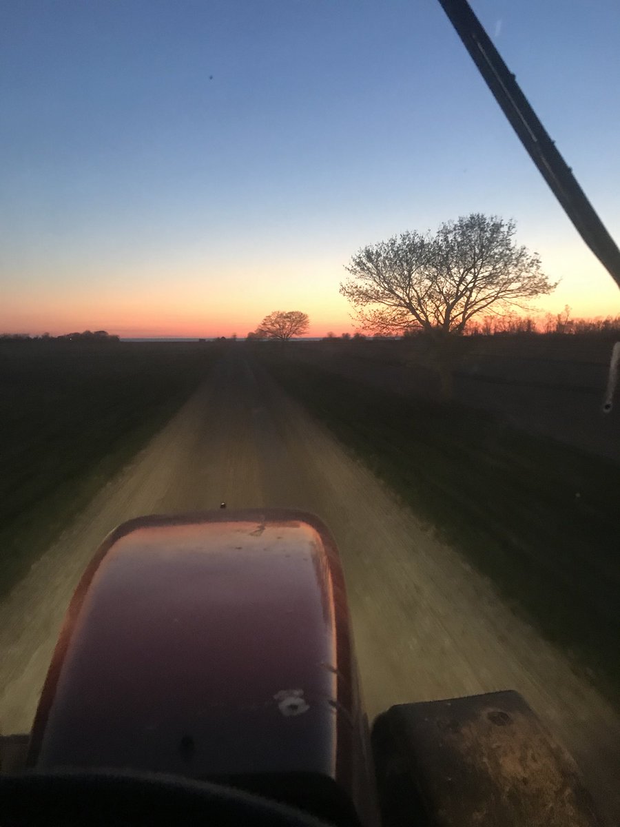 k_hendrick's tweet photo. Can’t complain about the view from the office last night.
#caseih #ontag #sweethomehuroncounty #thetweeter #beautysunset https://t.co/MYhYJ88YDs