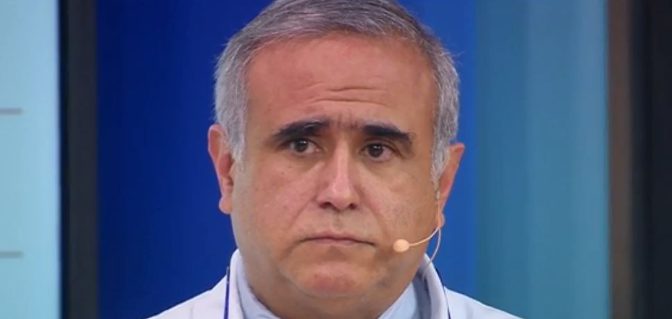 TVN's tweet photo. Doctor Ugarte se emociona y pide esfuerzo a los ciudadanos: "Se acabó el tandeo. Pongámonos serios, tenemos que dar lo mejor de nosotros" https://t.co/bMDST8rlaW https://t.co/cjhhbzF7ye