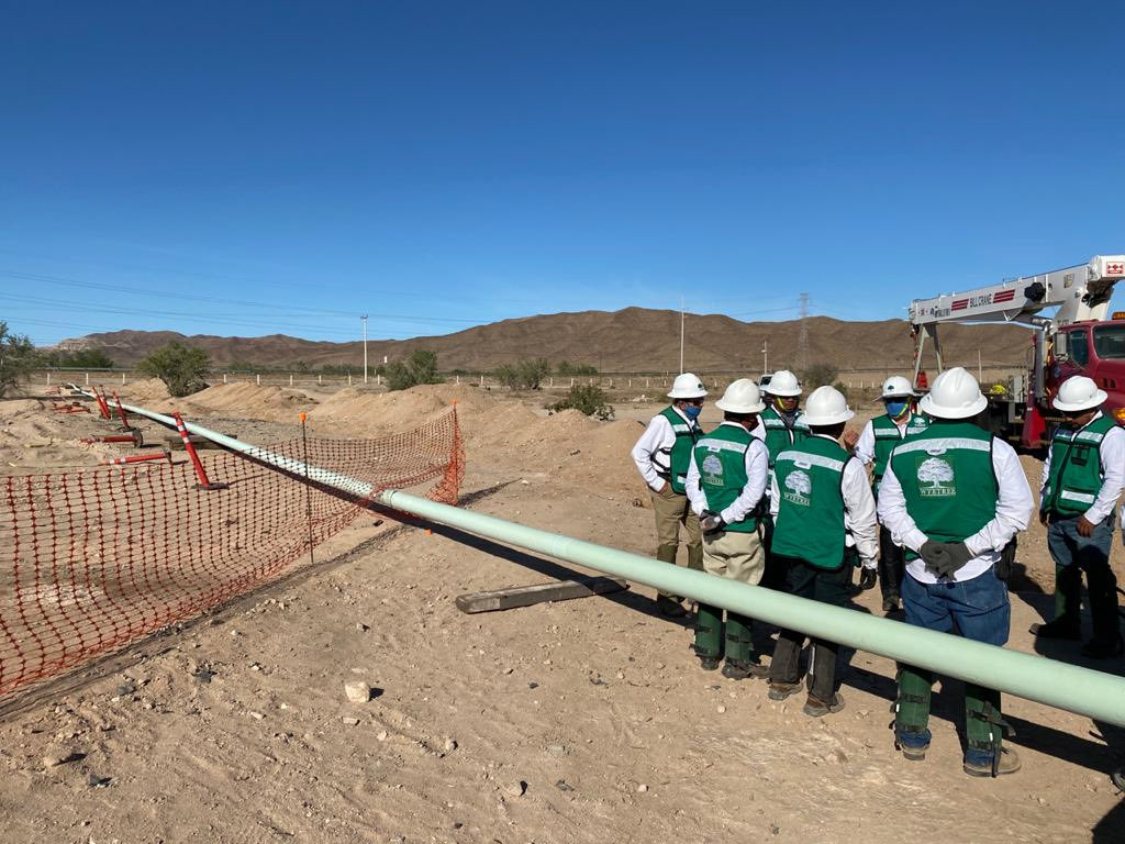 Team getting ready to lower the service pipeline to La Rosita power plant. 130 meters of pipeline lowered simultaneously..