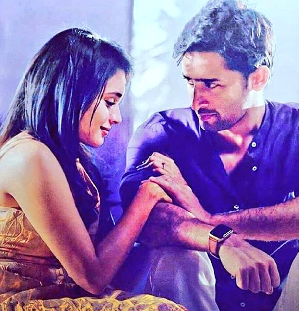 AjeeblovesAngry's tweet image. Love ❤
         The way abir adoring her and she is shying #ShaheerSheikh #RheaSharma  #MishBir #YehRishteyHainPyaarKe