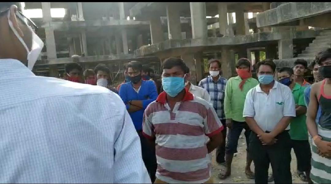 monikas50705974's tweet image. गाँधीनगर से कुछ श्रमिक पैदल अहमदाबाद आए थे.अहमदाबाद कलेक्टर दफ़्तर के पास की बंद #Constructionside पर रह रहे थे @CollectorAhd के ध्यान में आते ही उन्होंने सबको शेल्टर होम भेजने की व्यवस्था की..