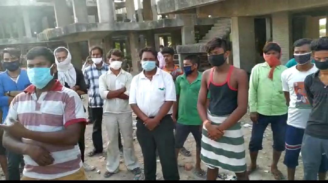 monikas50705974's tweet image. गाँधीनगर से कुछ श्रमिक पैदल अहमदाबाद आए थे.अहमदाबाद कलेक्टर दफ़्तर के पास की बंद #Constructionside पर रह रहे थे @CollectorAhd के ध्यान में आते ही उन्होंने सबको शेल्टर होम भेजने की व्यवस्था की..