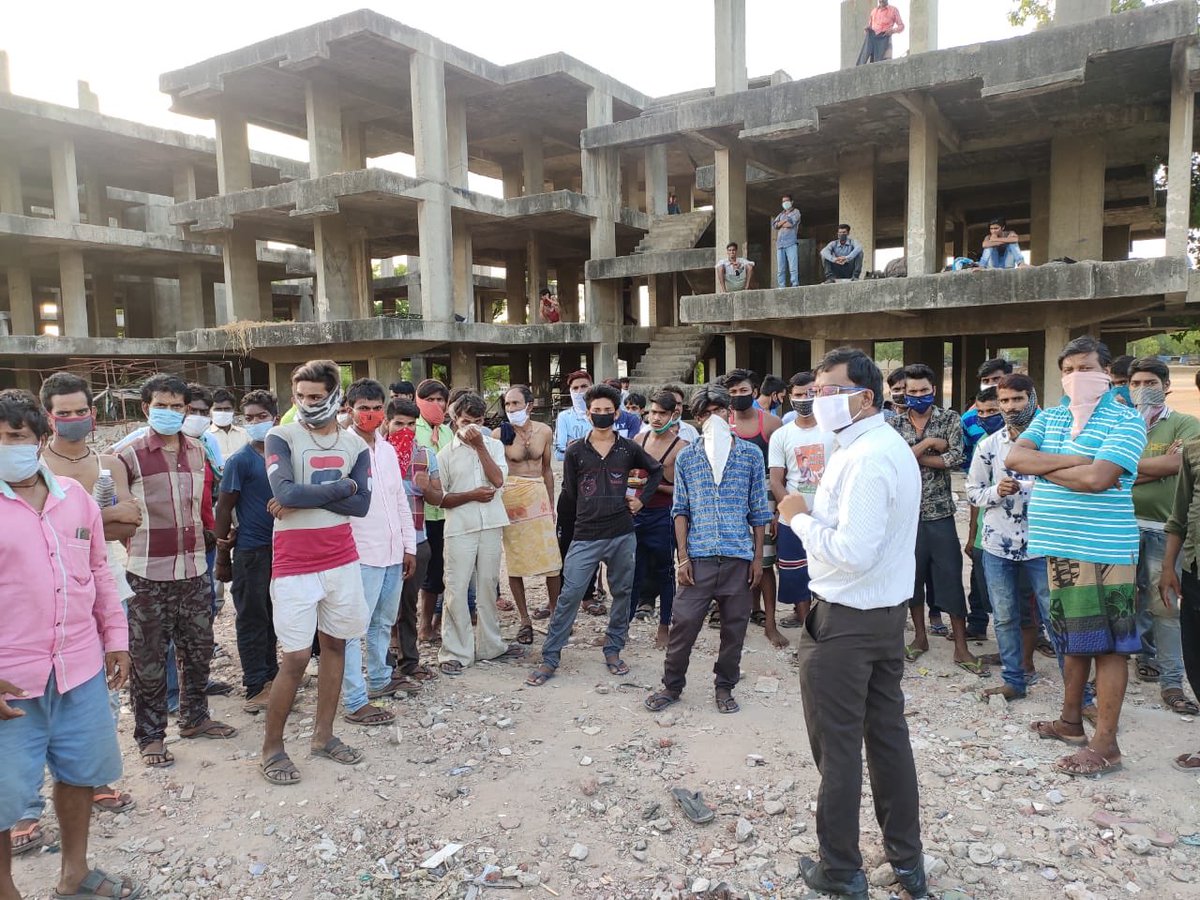 monikas50705974's tweet image. गाँधीनगर से कुछ श्रमिक पैदल अहमदाबाद आए थे.अहमदाबाद कलेक्टर दफ़्तर के पास की बंद #Constructionside पर रह रहे थे @CollectorAhd के ध्यान में आते ही उन्होंने सबको शेल्टर होम भेजने की व्यवस्था की..