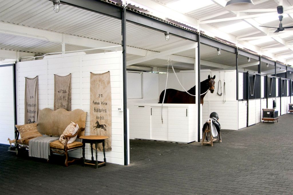 GoodeRiderGals's tweet photo. We are drooling over Ellen Degeneres's barn. What would you include in your dream barn? @TheEllenShow 
.
#barngoals #housegoals #equestrianlife #equestrianstyle #equestrian #barndesign https://t.co/GMwQvqKh8E