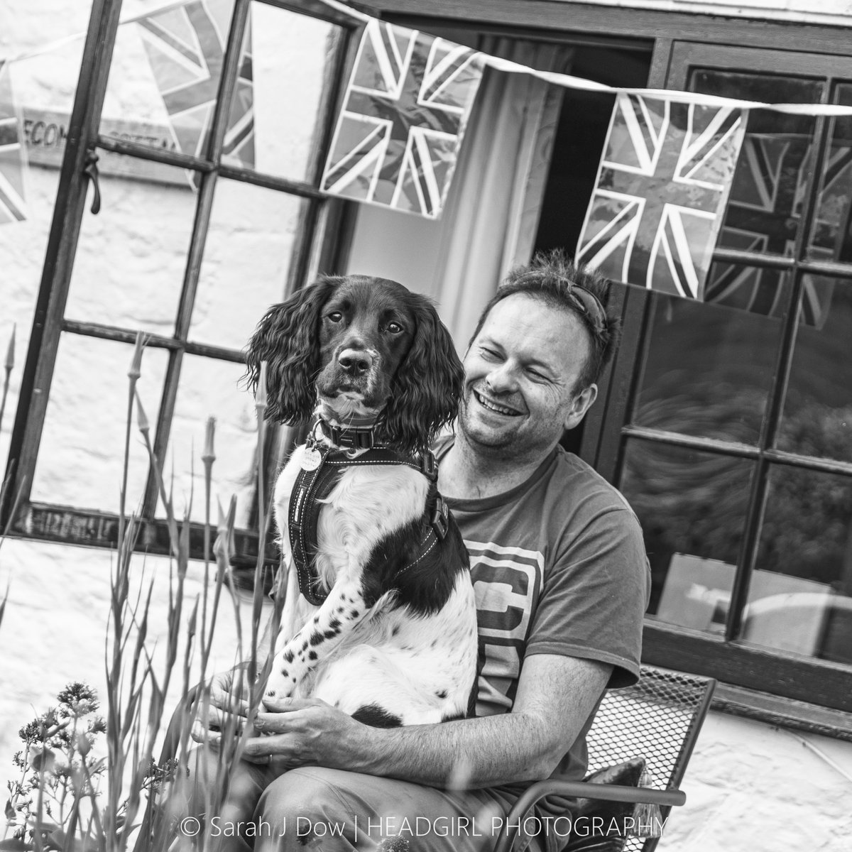 he4dgirl's tweet photo. VE Day tea in the front garden? Okaayyy... OOH, I CAN SEE PEOPLE GOING BY! #VEDay75 #VEDayAtHome #Keevillians #countrylife #villagelife #LifeInLockdown https://t.co/3kfSo2S8Tz