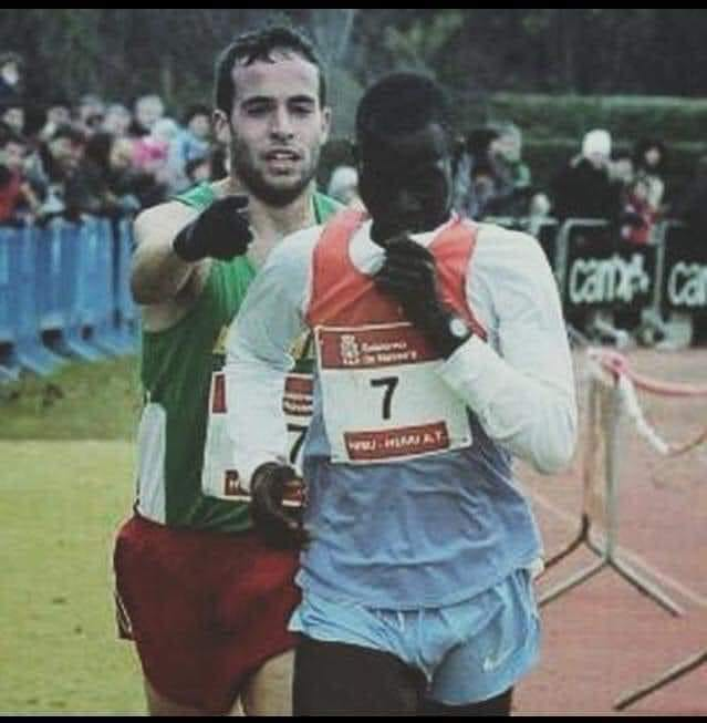 Makoto_Isshin's tweet image. ÉTICA Y VERGÜENZA EN LA CARA
 En una carrera, Abel Mutai estaba a solo unos metros de la línea de meta, cuando se confundió con la señalización, pensando que ya había completado la carrera.  El español, Iván Fernandez, estaba justo detrás de él y, al ver la situación comenzó a
