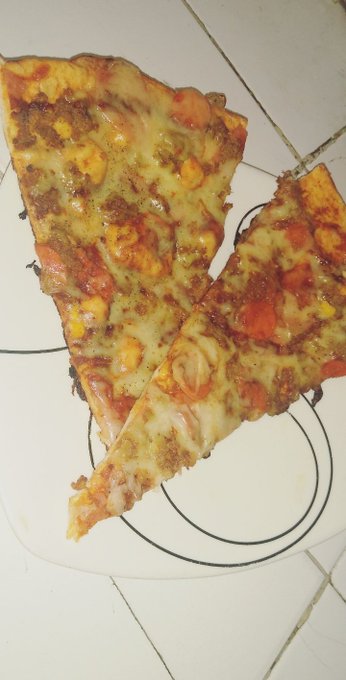 La pizza recalentada en una ma&ntilde;ana con lluvia es vida https://t.co/j7DGCCnNNx<a href="/tag/cuarentenanacional"class="tags"><span>#cuarentenanacional</span></a><a href="/tag/cierreneldorado"class="tags"><span>#cierreneldorado</span></a><a href="/tag/cierren"class="tags"><span>#cierren</span></a>