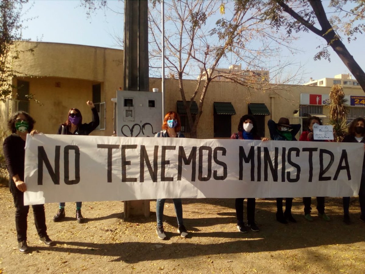 cs_nunoa's tweet photo. Feministas, pobladoras y vecinas de Ñuñoa lo gritan fuerte: 

#NoTenemosMinistra 

Repudio a Macarena Santelices en Cesfam Salvador Bustos https://t.co/EjwGImt4z5