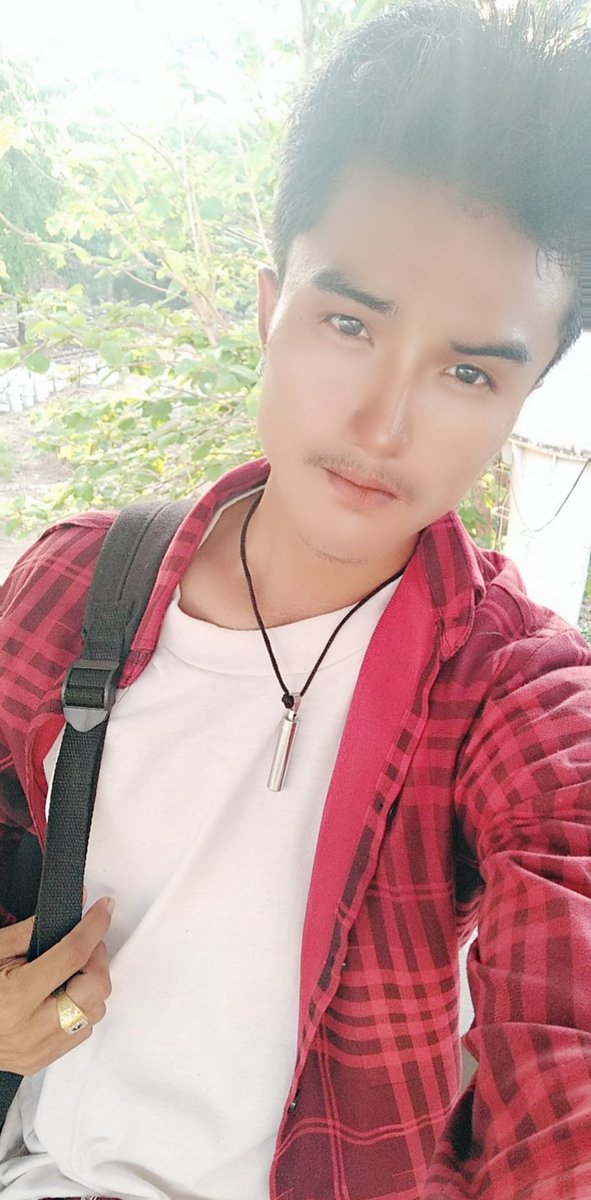 LifeWithoutMan1's tweet photo. 😁 ခင္ဗ်ားလာခိုးမယ္ဆိုလို႔ 🛍️ အထုပ္ျပင္ၿပီး 🚝 ဘူတာႀကီးမွာထိုင္ေစာင့္နာေလ 😜 ေလ်ွာက္ၾကည့္မေနနက္ေတာ့ 😛 ျမန္ျမန္လာခက္လိုက္ေတာ့ကြာ 🏃‍♂️ https://t.co/kkXnQmKQkf