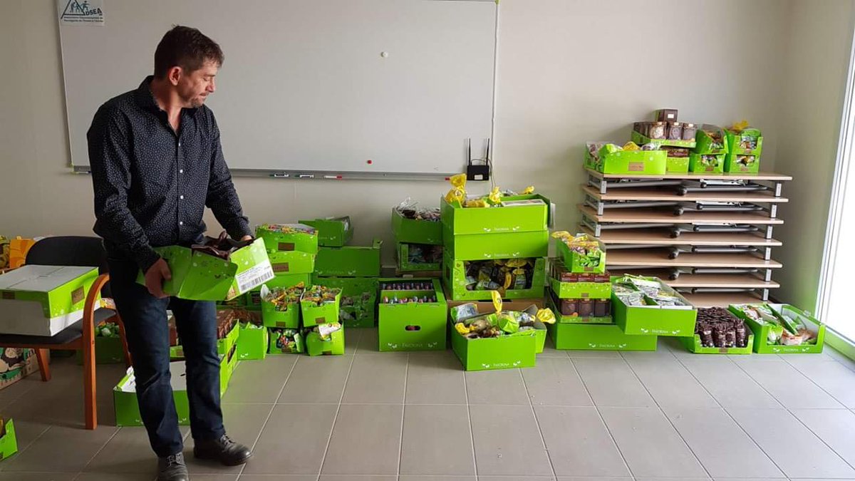 la_CNAPE's tweet photo. Cet après-midi, atelier logistique à #Digne dans les #AlpesDeHauteProvence chez notre délégué régional Damien Scano.
MERCI aux transports bas-alpins #BREMOND & à @lidlfrance pour cette livraison gourmande à l'attention des papilles des enfants protégés.
#EnsembleProtectionEnfance https://t.co/sBnSwUZZvL