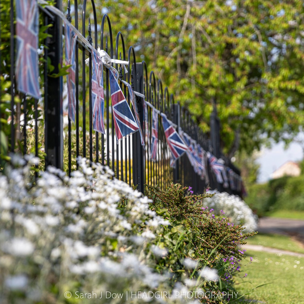 he4dgirl's tweet photo. VE Day was a quiet affair in our village - but the bunting was pretty! Gallery on the village website: https://t.co/0gJ3xOkPne #VEDay75 #VEDayAtHome #Keevillians #countrylife #villagelife #LifeInLockdown https://t.co/IkghroiOmq
