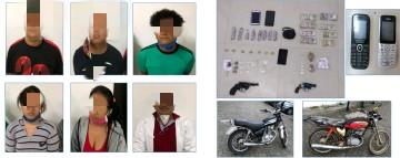 PoliciaEcuador's tweet photo. Aprehendimos a 6 personas y 2 motos de dudosa procedencia, además de 94 g de marihuana y 9 de base cocaína, en el operativo #Victoria299, en Chone, #Manab��.
Están involucrados en asalto y robo a mano armada, y tráfico de sustancias sujetas a fiscalización. #DirPolicíaJudicial https://t.co/E6orWTrfrz