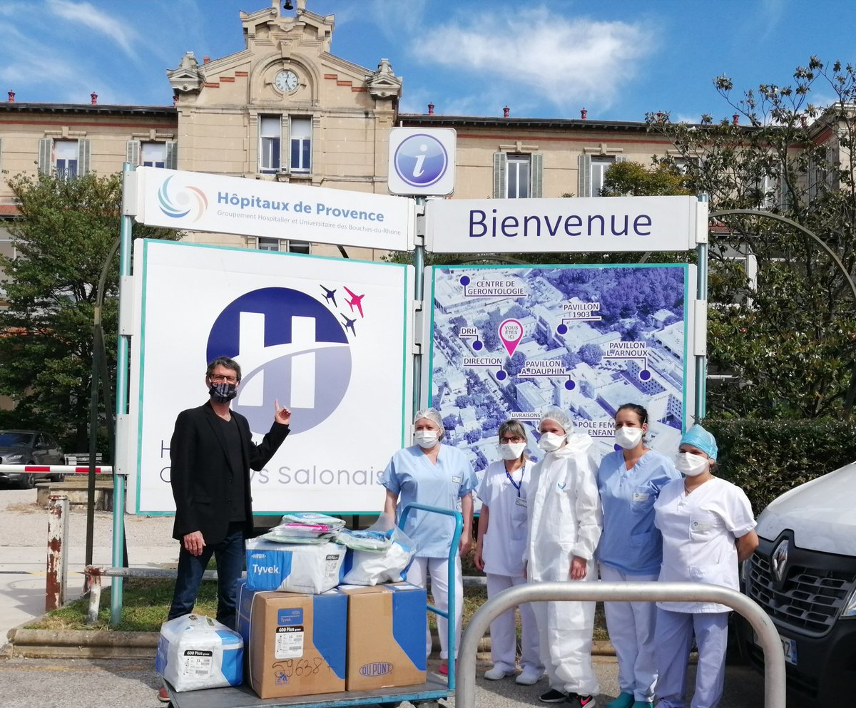 VigneronsCoop's tweet photo. #COVIDー19
Auj, les #vignerons #coopérateurs des Bouches-du-Rhône ont remis au personnel infirmier de l'hôpital de Salon en Provence près de 300 combinaisons agricoles qui serviront de #surblouse. La solidarité, valeur phare du modèle coopératif est à l'œuvre. Bravo ! 👍👌👏🙌💗 https://t.co/WB4opFbm8Y