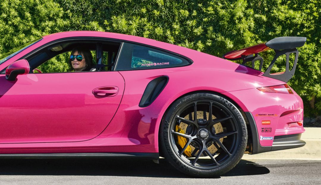 PorscheGB's tweet image. Lisa Taylor's 911 GT3 RS in Rubystone is not something you'd easily lose in a car park ... Read her story on @porsche_newsroom: bit.ly/32cr3Oc