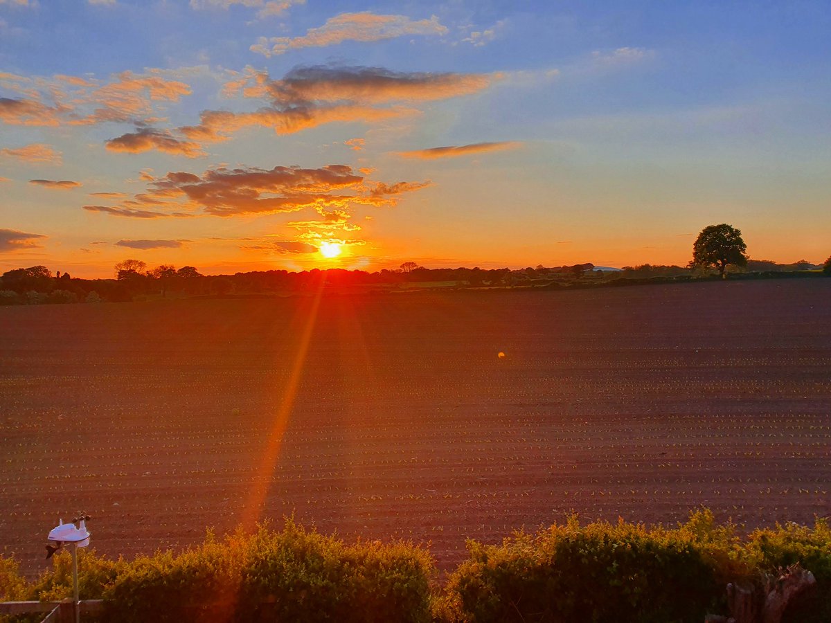 spj1958's tweet photo. Nice end to the day π
#ThePhotoHour #StormHour #Staffordshire #BBCWthrWatchers #Gnosall #HelloStaffs #sunset https://t.co/nF9iHs7zUn