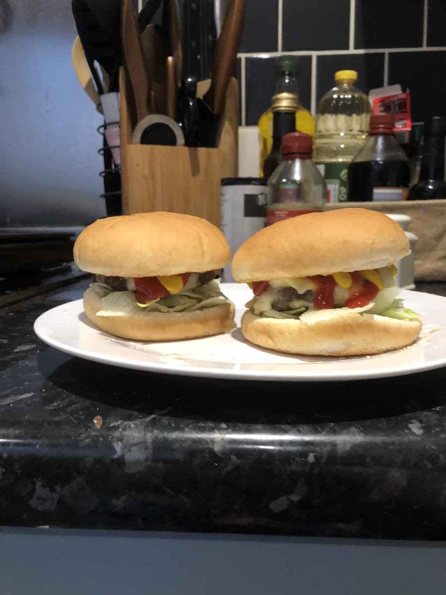 howtolose75lbs's tweet image. Tea: Beef burgers with lettuce, cheese, ketchup and mustard.