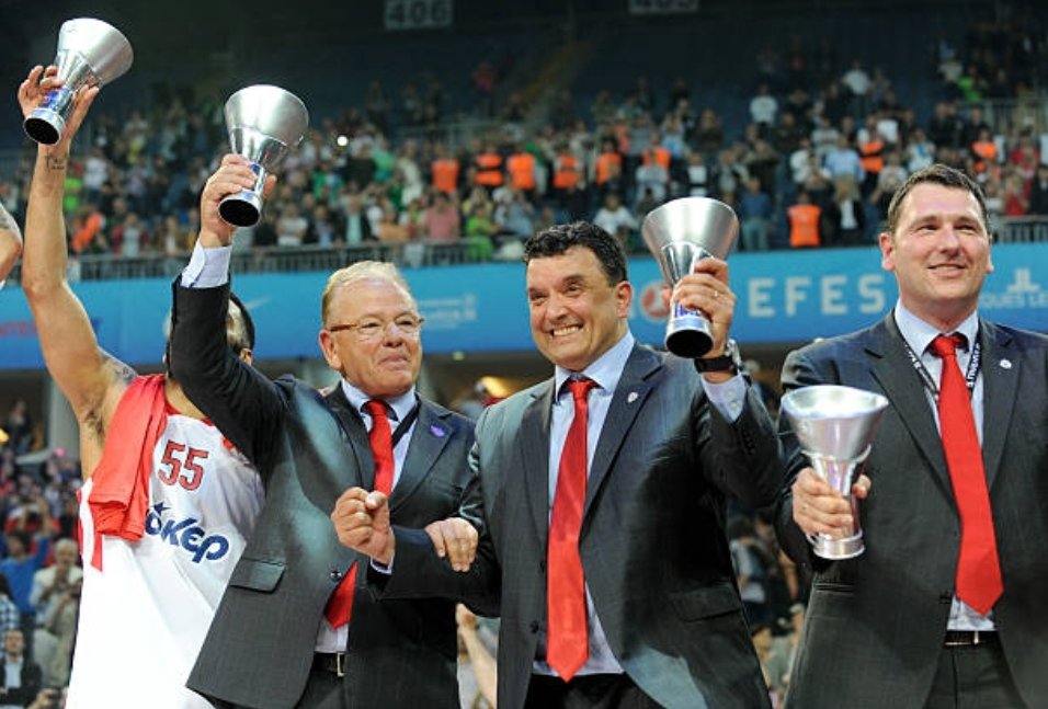 2012 ο Ντούσαν Ίβκοβιτς με τον Βαγγέλη Αγγέλου μετά την κατάκτηση του ευρωπαϊκού τίτλου 
<a href="/olympiacosbc/">Olympiacos B.C.</a> <a href="/EuroLeague/">EuroLeague</a> 
#OlympiacosBC #Olympiacos #olympiakos #Euroleague