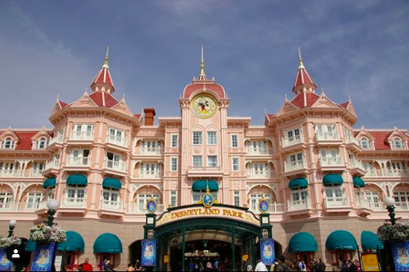 themeparks33's tweet image. DISNEYLAND HOTEL

Do you want to know more about Disneyland Paris?
⚠️Don't hesitate to visit our blog⚠️

#france #paris #disney #disneyland #travel #fun #disneylandparis #familytime #family #disneyworld #disneyparks
#rollercoasters #themepark #amusementpark #starwars #mickeymouse