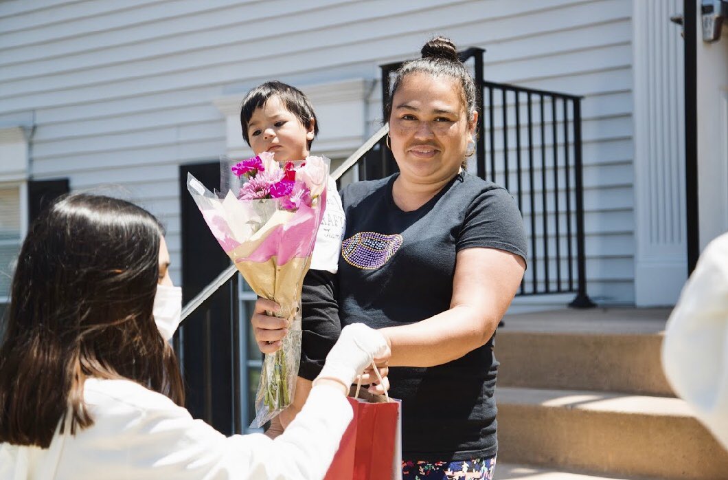 viruscureorg's tweet photo. A huge thank you to those who donated to give groceries to single moms! 😍🙌🏼 Over $1,500 raised in the past three days! If you haven’t donated yet please consider doing so and spreading the word! We’re in this together! 👏🏼♥️ @Hearts_org 
Donate below! 
https://t.co/TPEuqVnDwM https://t.co/iT4I9Qcq2T