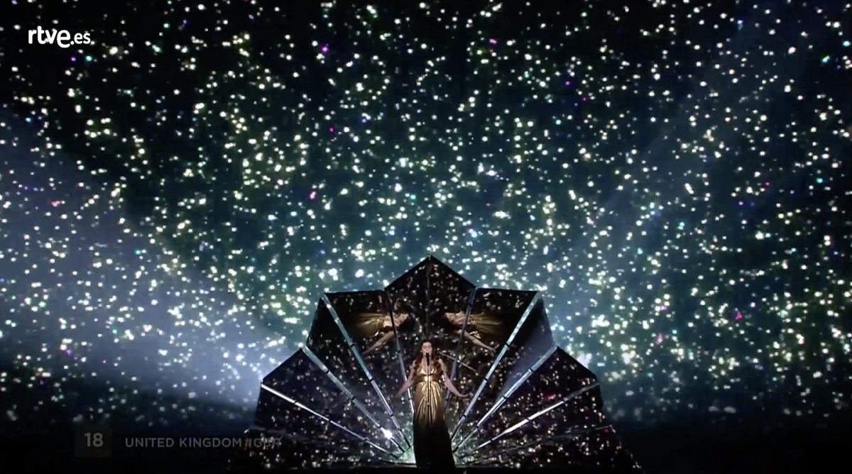 La escenografía de Lucie fue preciosa y vocalmente estuvo excelente. Lástima que a veces se pasase de teatral y que la canción perdiese alma con el revamp.

#MaratónESC2017