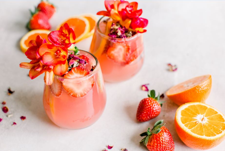 calgiantberries's tweet photo. Cheers to #Humpday! We usually wait until Friday for our #VirtualHappyHours, but this week we're celebrating early and you deserve to also! 😍 https://t.co/4bcy0gP82q https://t.co/wog2B9KszV