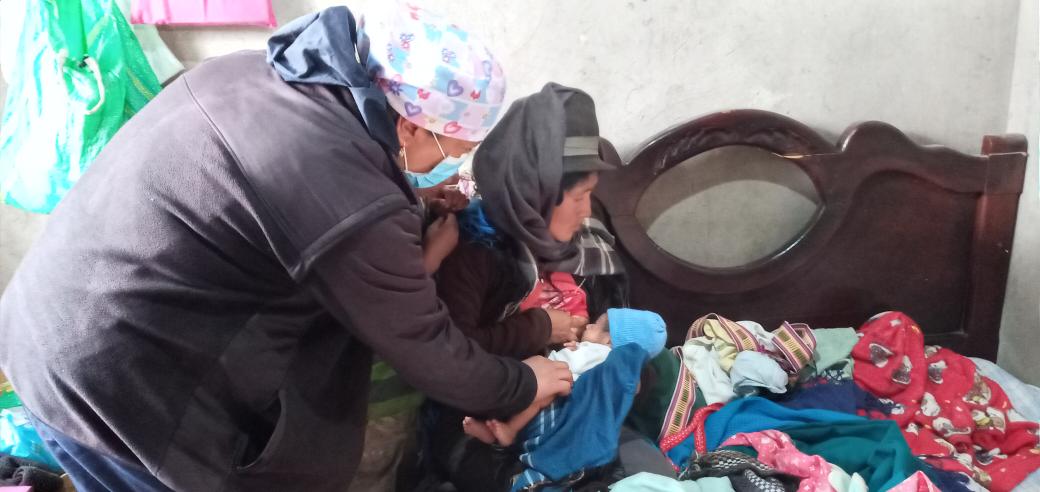 CSevillas's tweet photo. Centro de salud cusubamba tipo A visita domiciliaria a mujer de post parto se lo explica sobre la lactancia materna exclusiva las señales de peligro y se explica sobre las medidas de prevencion sobre el covid 19 y lavarse las manos frecuentemente https://t.co/fHd19ZPdvg