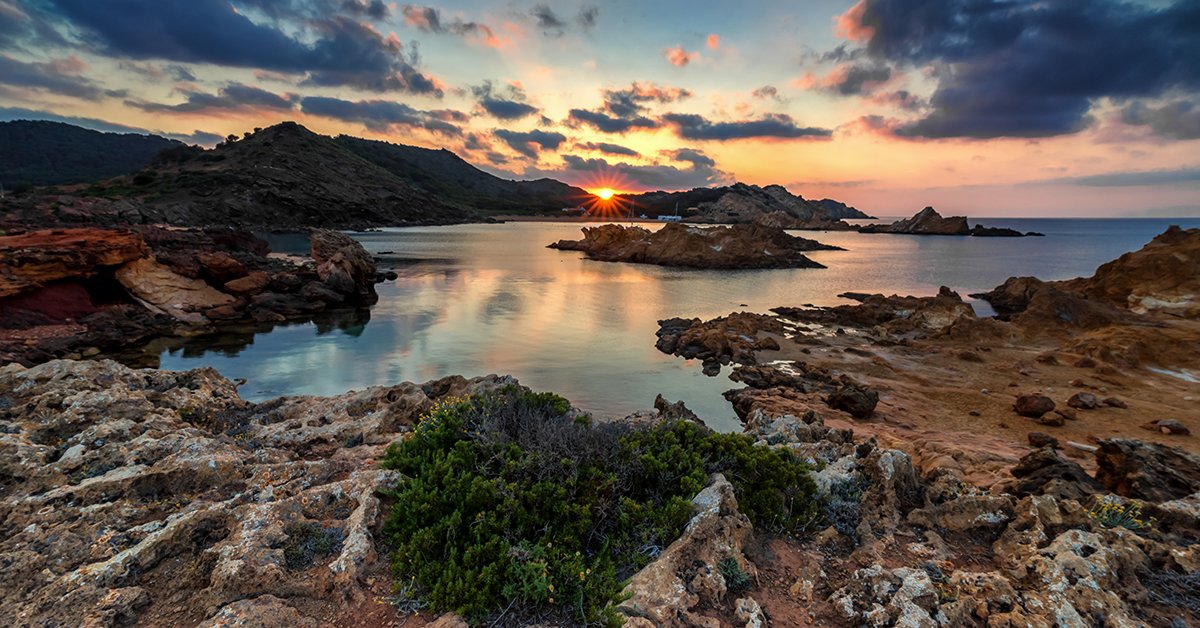 Esos atardeceres en Cala Pregonda que pronto disfrutaremos 🌅#Menorca #MustSeeMenorca #ReservadeBiosfera #MediterráneoPuro <a href="/MenorcaBiosfera/">Menorca Reserva de Biosfera</a> <a href="/TurismeBalears/">Turismo Illes Balears</a>