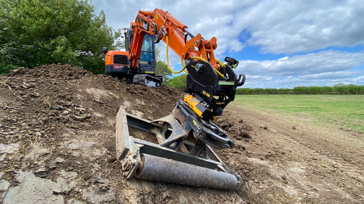 engcon_uk's tweet photo. Whatever the angle we've got you covered. The engcon tiltrotator and grading beam, the perfect partners for your excavator.ππͺπΈπͺπ°π· @DoosanEquipment @bayleaf1 @loopman #Engcon #Tiltrotator #EC206 #DC2 #ECOil #GradingBeam #Doosan #DX63 https://t.co/d0jhqqgcje