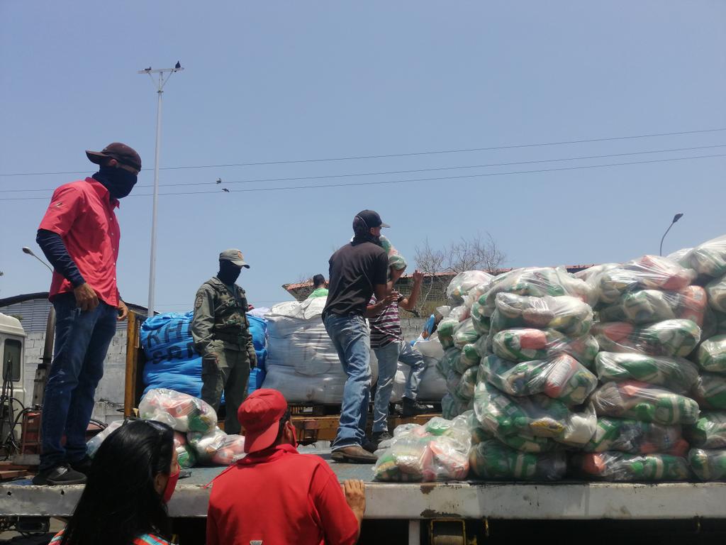 AmorPorAnzoateg's tweet image. #13May El equipo multidisciplinario de Mercal junto a la Milicia Bolivariana bajo las normas de prevención de COVID-19 realiza hoy el despacho de 7 mil 23 combos #Clap para beneficiar a las familias del municipio Juan Antonio Sotillo