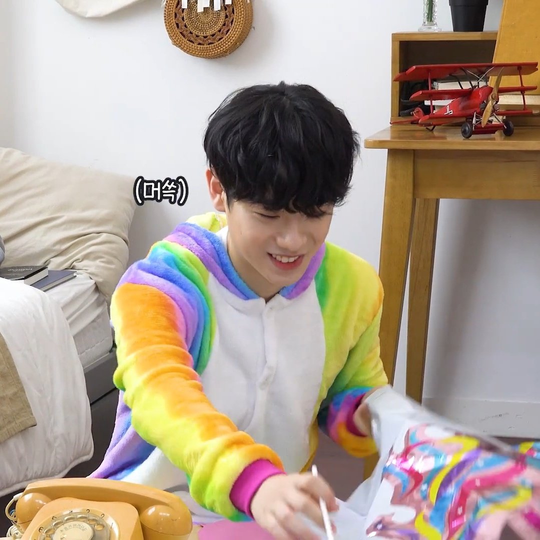 thread of screenshots of keumdong from his bday video!! #Shining_Donghyun_Day #오월의빛_동현이만_바라봐_잡았다