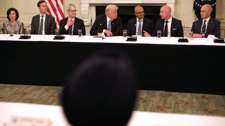 Kathariensche's tweet photo. Tech giants are using their technologies to fight #Corona https://t.co/WTLZHgc2B8 https://t.co/oVD9rFMqvc