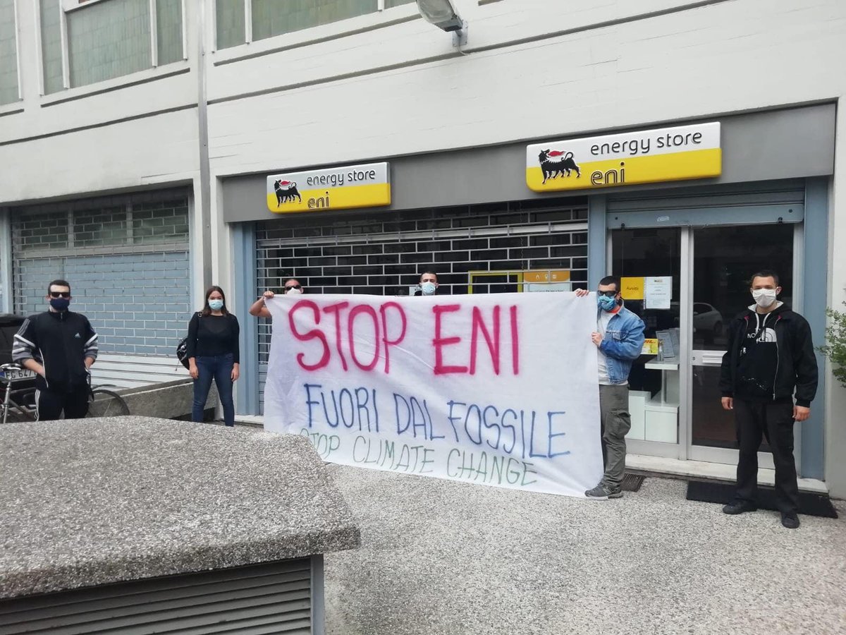 RivoltaPVC's tweet photo. #StopENI | Nelle due giornate in cui si svolgerà l'assemblea generale di ENI numerose iniziative hanno ribadito che ENI è sinonimo di devastazione ambientale, corruzione e neocolonialismo. 
Vogliamo un cambio radicale di sistema di sviluppo e giustizia sociale e climatica. https://t.co/9KcHYgIXKA