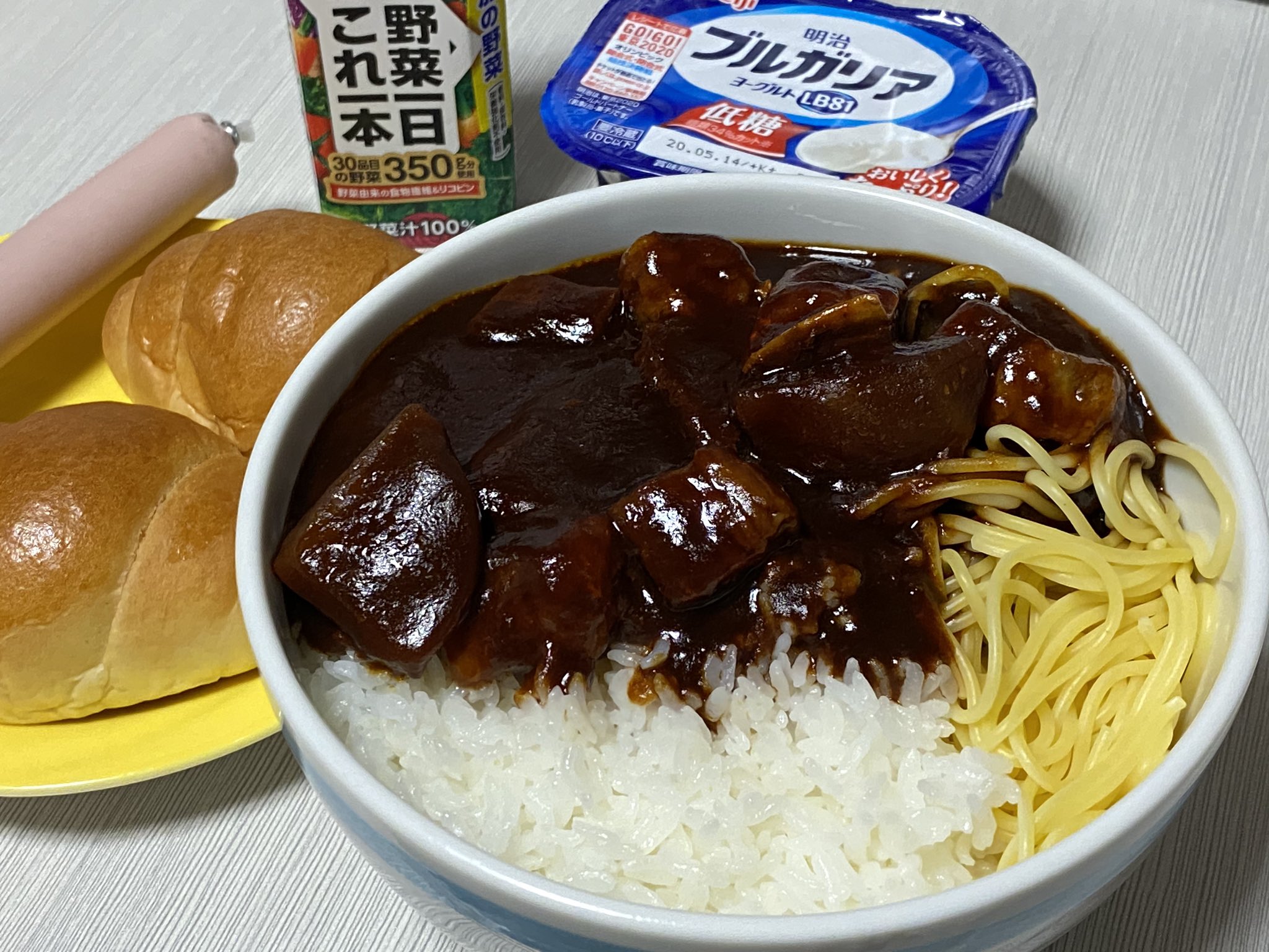 せーや 今日は頑張ったのでビーフシチュー丼で炭水化物祭 セブンのビーフシチューはご飯にもパスタにもパンにも合うから間違いない T Co Ypghhpxnhe Twitter
