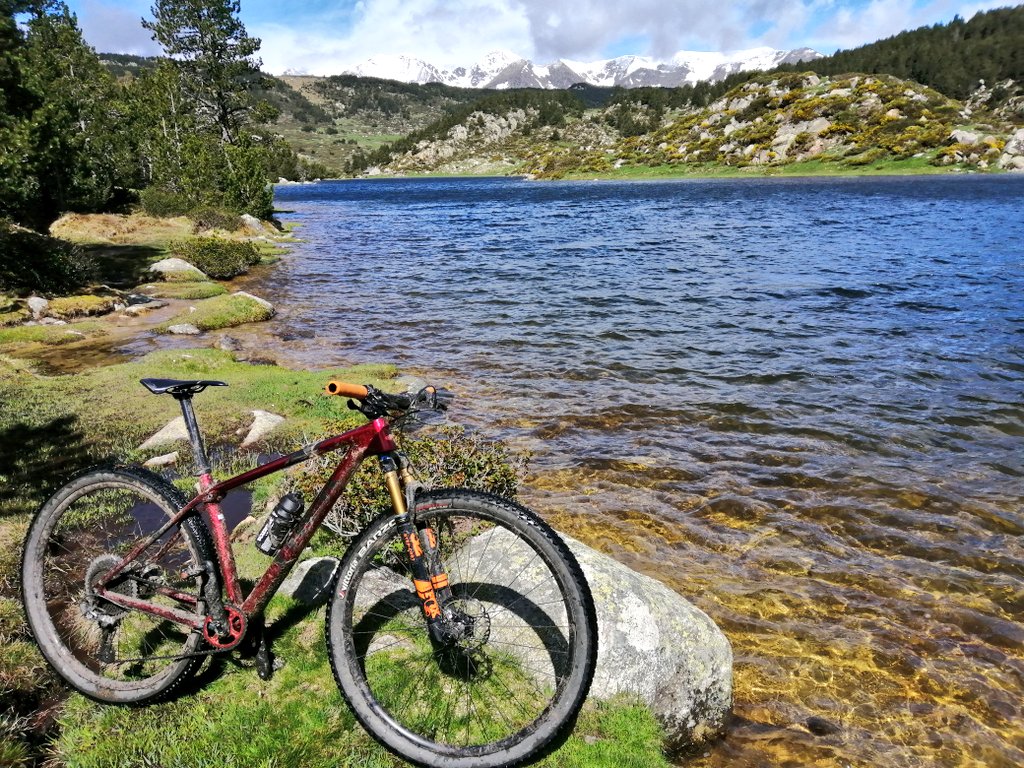 ThomasVincent66's tweet photo. Font-Romeu beach is open again 😀🌞🏔️🚵‍♂️🏞️🗻
#workshopbikes #trekbikes #mtb #bike #cycling #bontrager #trek #vittoriatires #nofilter #cerdanya #fontromeu #catalunya #ogival #pyrenees #pirineus #nofilter #mountainlife #carlit #lake #snow #spring  #mtb #picoftheday #haveaniceday https://t.co/pJlnd7vGbF