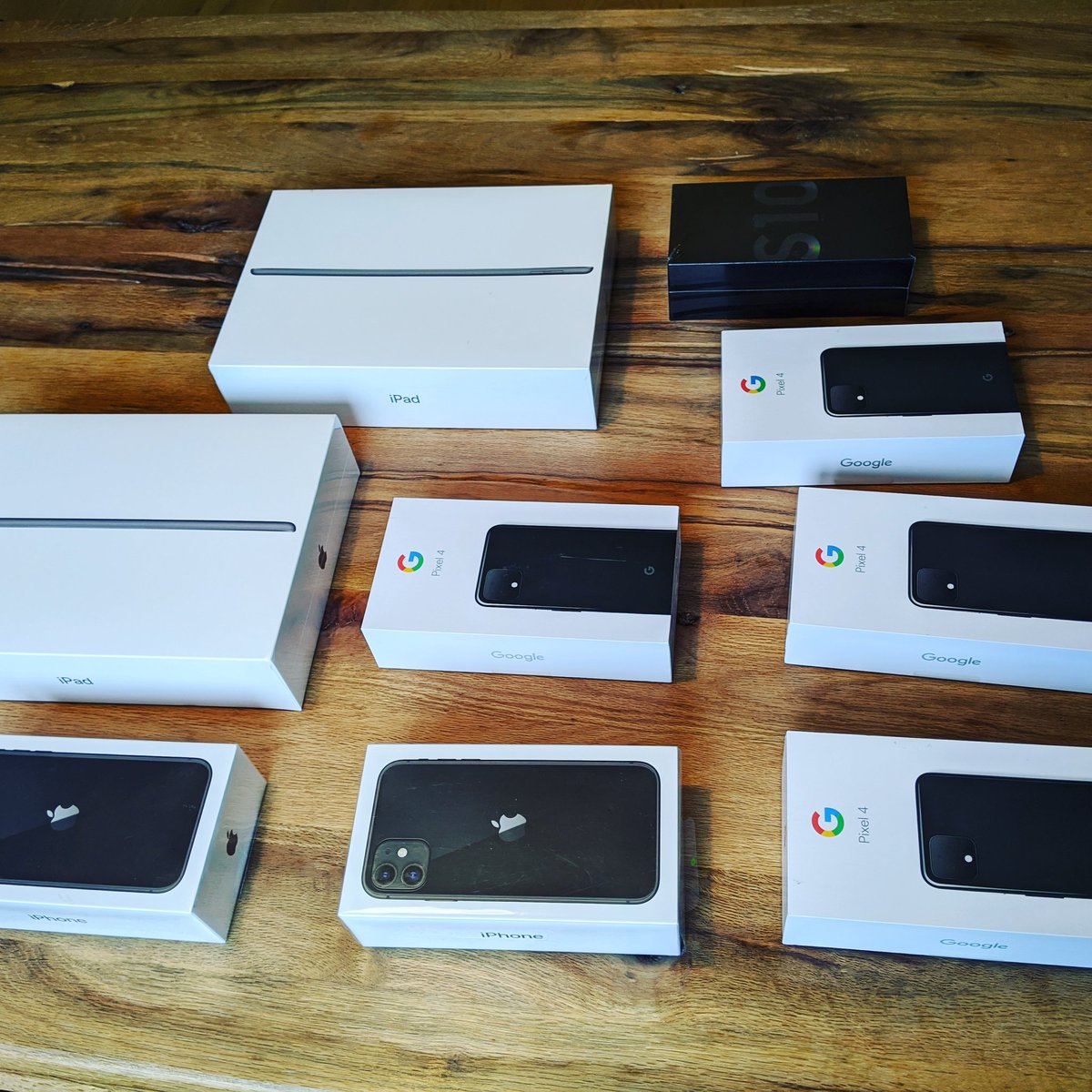 elmarkrainz's tweet image. Für die Lehrveranstaltungen bei #mobilesoftwaredevelopment #msd @fh_joanneum @itkapfenberg ist neue #hardware eingetroffen