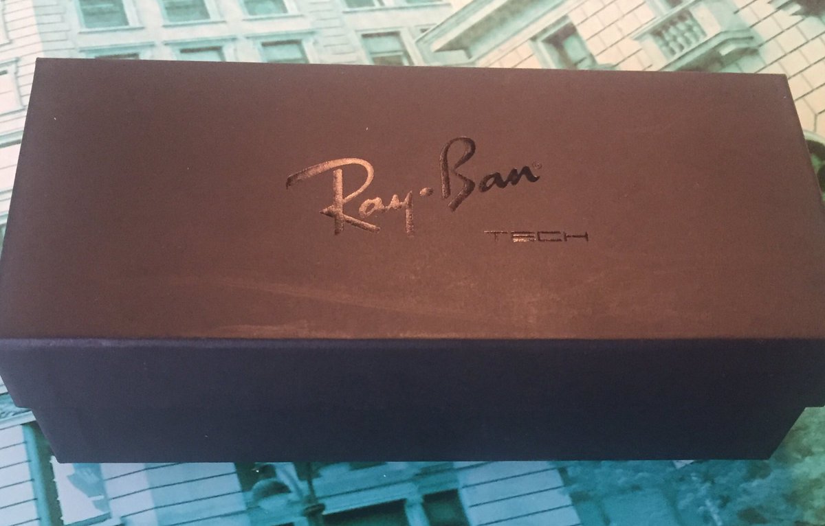 Donbarillo's tweet image. Rassurez moi, vous aussi à vos 15 ans votre daronne elle est arrivée dans votre chambre et vous a offert cette boîte ??