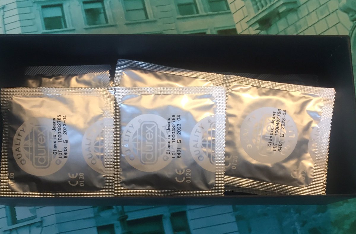 Donbarillo's tweet image. Rassurez moi, vous aussi à vos 15 ans votre daronne elle est arrivée dans votre chambre et vous a offert cette boîte ??