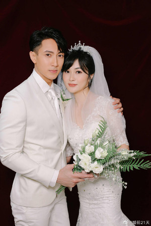 38jiejie's tweet photo. Let's lighten up the mood with Wu Zun and his wife, Lin Liyin, finally taking their wedding pictures together. 😍 #beforewedding #wuzun #linliyin #吳尊 #林麗吟 #婚前21天 https://t.co/5zgOfAIliZ