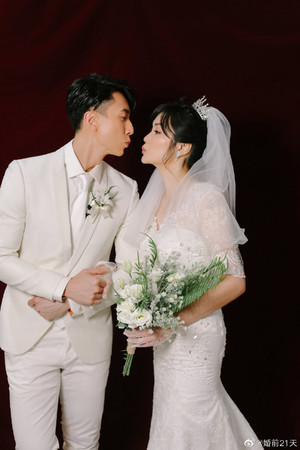 38jiejie's tweet photo. Let's lighten up the mood with Wu Zun and his wife, Lin Liyin, finally taking their wedding pictures together. 😍 #beforewedding #wuzun #linliyin #吳尊 #林麗吟 #婚前21天 https://t.co/5zgOfAIliZ