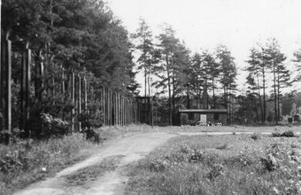 F_ZIHK's tweet photo. 13.05.1944 z podobozu w #Sławięcicach przybył do #Auschwitz transport Żydów - po selekcji 72 skierowano do obozu pozostałych zamordowano #Shoah
Podobóz #Auschwitz w #Sławięcicach koło #Blachowni_Śląskiej #Blechhammer
https://t.co/SmvqVWwWrv https://t.co/XTEFTpGQvP