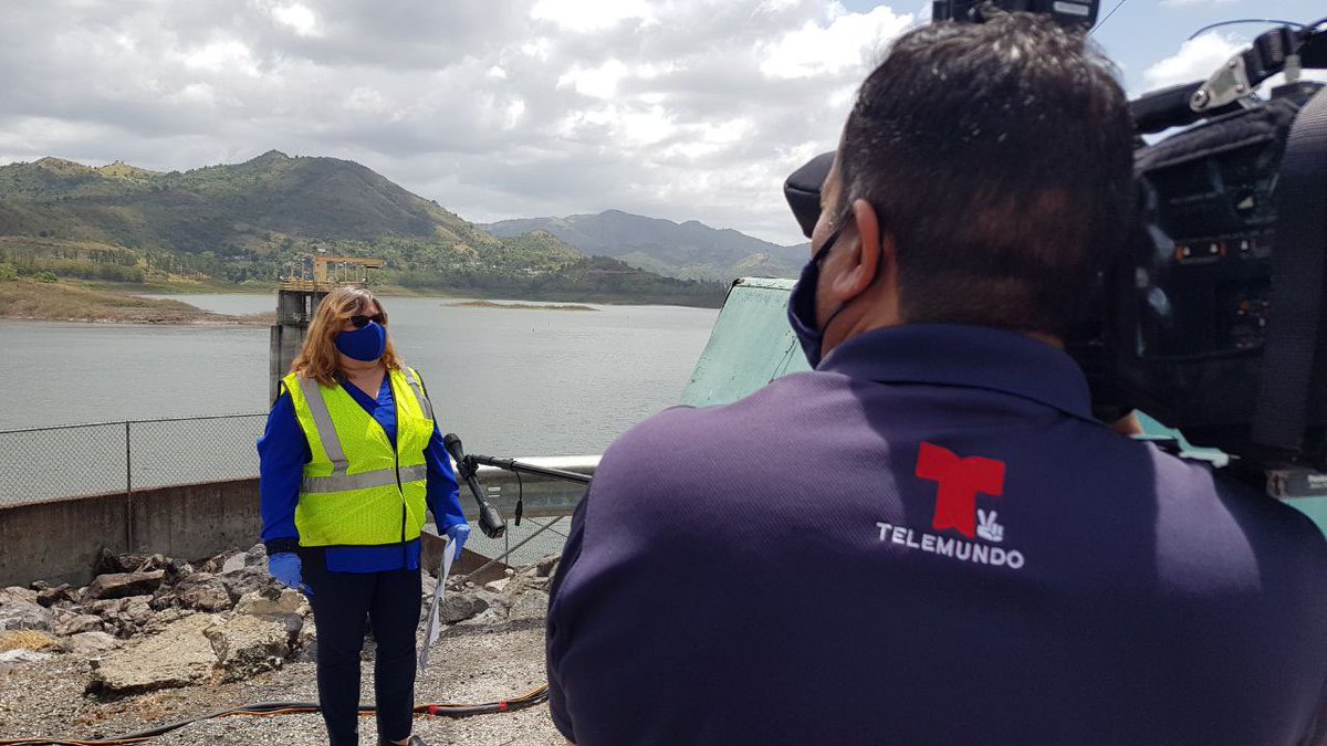 AcueductosPR's tweet photo. [Ahora] Directora Ejecutiva de la #RegiónSur #CherrylOrtiz en entrevista con @waltersotoleon para @TelenoticiasPR donde informa sobre nivel del embalse #ToaVaca https://t.co/Gln1JgBYkF