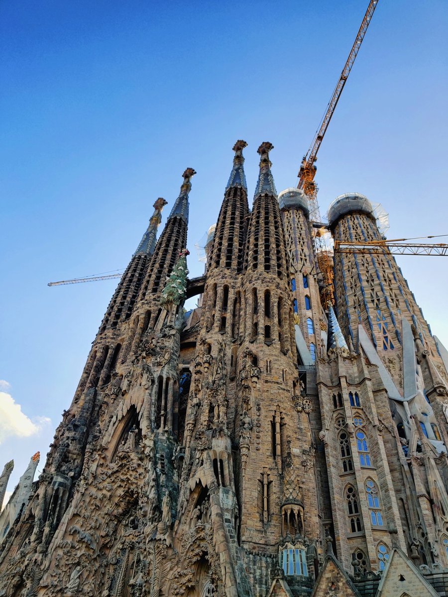 Okay we start we the iconic landmarks here.1. Sagrada Familia.Ofcourse the icon of Barcelona, the unfinished church designed by Antoni Gaudi, a famous designer/architect.This building is massive. You can actually enter it with a fee. Tapi the queue panjang gila 